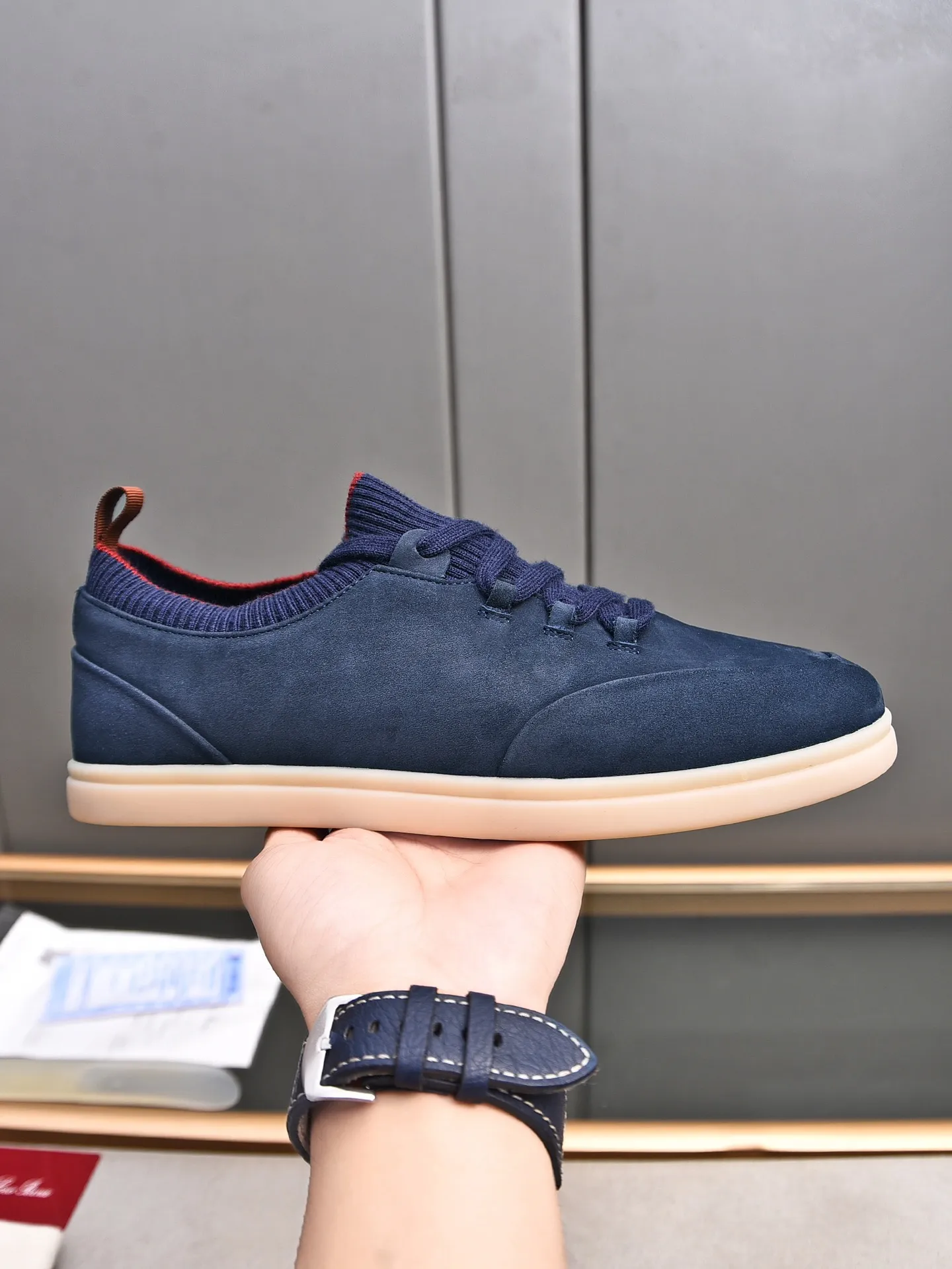 Men's Men's Shoes 💰500 LP's new product Loro Pian* 诺yo* Pianya Soho Walk These casual shoes and loafers are made of first-layer small nubuck cowhide. The texture is light, soft and comfortable. The mouth and tongue are decorated with high-density two-color knitting. The heel is decorated with a Kummel-colored original webbing pull-loop, which presents a unique three-dimensional effect. The unique version narrows slightly in the middle, and is decorated with details of the same material as shoelace eyelets. The original open-molded lightweight TPU rubber sole and spikes enhance traction and stability, and are full of modern aesthetic functional details. The rear is equipped with a cushion pad to enhance wearing comfort. It is sold in a complete package at the counter and is available in multiple colors!  Standard counter code number: 38～44# (45 customized)